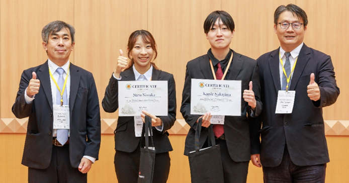 北海道大学学生2名と市川研究院長と台北医学大学薬学部長との記念撮影